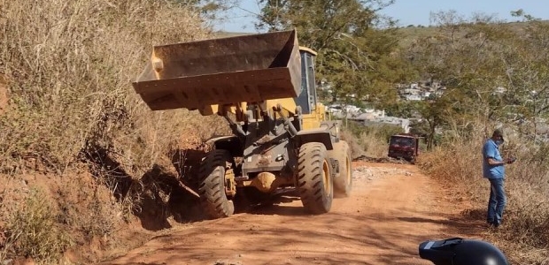 A equipe de estradas vicinais da Italva executou nesta sexta-feira, dia 16 de Julho, melhorias na estrada de acesso para o bairro Morro da Caixa D`água.